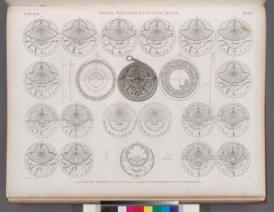 Vases, meubles et instrumens. 1-9. Astrolabe coufique en cuivre; 10-27. Plaques enfermés dans l'astrolabe.
